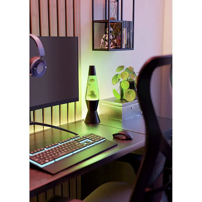 Eglo Lavalampe - 2,2 W, Ø x H: 105 x 360 mm, Farbe Gehäuse: Grün/ Weiß - Gaming-Schreibtisch-Setup mit Monitor, RGB-Tastatur, Maus, Kopfhörer, grüner Lavalampe und Regal mit Deko.