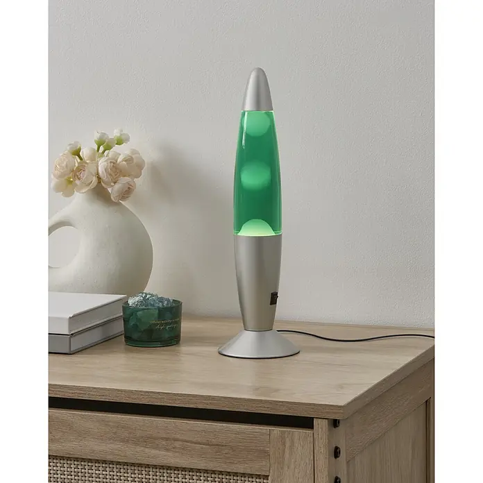 Eglo Tischleuchte - 2,2 W, Ø x H: 105 x 360 mm, Farbe Gehäuse: Grün/ Weiß - Eine grüne Lavalampe mit silbernem Sockel und Deckel, leuchtend auf einem hellen Holztisch neben einer Blumenvase.