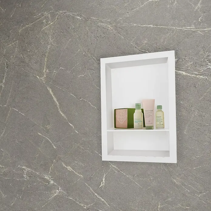 Wetwall Wandnische - L x B: 40 x 26 cm, Designer White, Doppelboden - Kleine Pflegeprodukte (Shampoo, Handcreme) ordentlich in einer weißen Duschablage in einer dunkelgrauen Marmorwand.