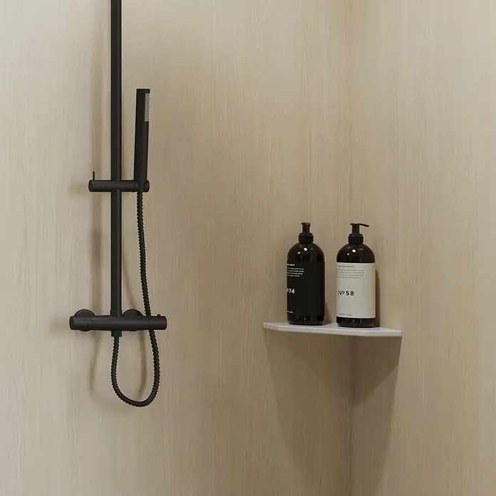 Wetwall Eckregal - L x B: 20 x 20 cm, Designer White - Ein matt-schwarzes Duschsystem an einer hellen Holzwand, daneben ein Eckregal mit zwei dunklen Seifenflaschen.