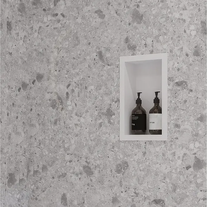 Wetwall Wandnische - L x B: 30,7 x 20,5 cm, Designer White - Weiße Duschablage in grauer Sprenkelwand mit zwei dunklen Pumpspendern.