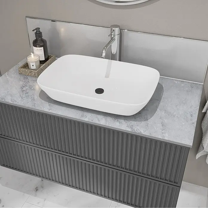 Wetwall Waschtischplatte Vanity Compact - 150 x 60 x 1,2 cm, Fumo - Moderner Waschtisch mit dunkelgrauem Rillen-Schrank, grauer Marmorplatte, weißem Aufsatzwaschbecken und Chrom-Wasserhahn.