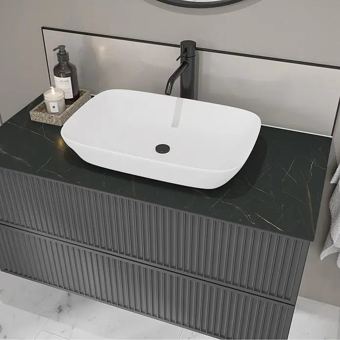 Wetwall Waschtischplatte Vanity Compact - 150 x 60 x 1,2 cm, Marbre Celeste - Moderne dunkelgraue gerippte Badmöbel mit schwarzer Marmorplatte, weißem Aufsatzwaschbecken und schwarzem Wasserhahn.