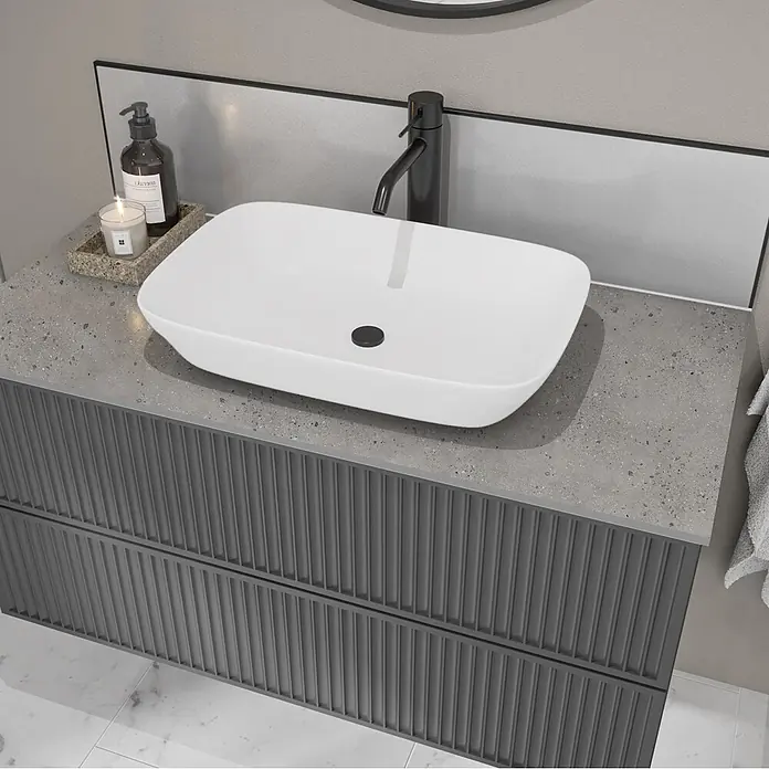 Wetwall Waschtischplatte Vanity Compact - 150 x 60 x 1,2 cm, Pewter Terrazzo - Dunkelgrauer gerillter Badezimmerschrank mit gesprenkelter grauer Arbeitsplatte und weißem rechteckigen Waschbecken, schwarzem Wasserhahn.