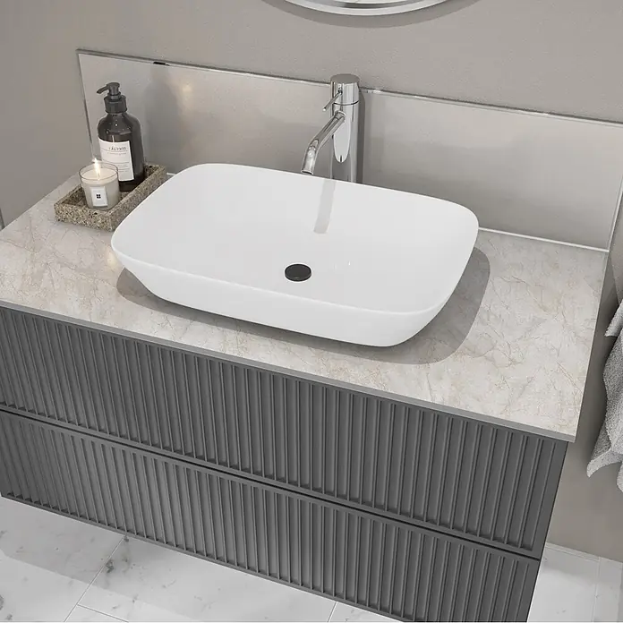 Wetwall Waschtischplatte Vanity Compact - 150 x 60 x 1,2 cm, Himalayan Marble - Dunkelgrauer geriffelter Badschrank mit heller Marmor-Arbeitsplatte und weißem rechteckigem Aufsatzwaschbecken.