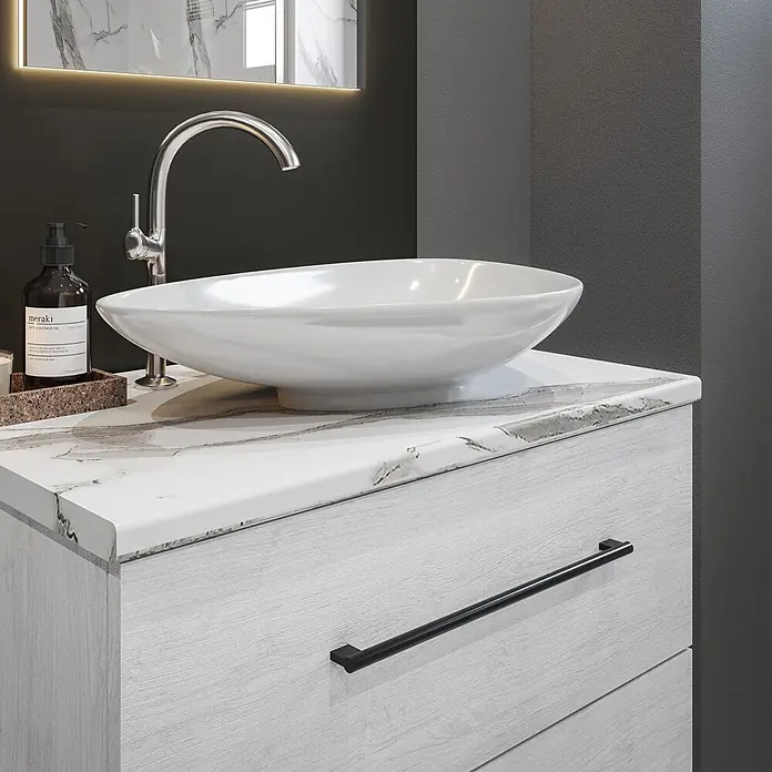 Wetwall Waschtischplatte Vanity HPL - 150 x 60 x 2,8 cm, Calacatta Statuario - Moderner Badunterschrank mit weißer Marmor-Arbeitsplatte, hellem Holzschrank und weißem Aufsatzwaschbecken mit Chromarmatur.