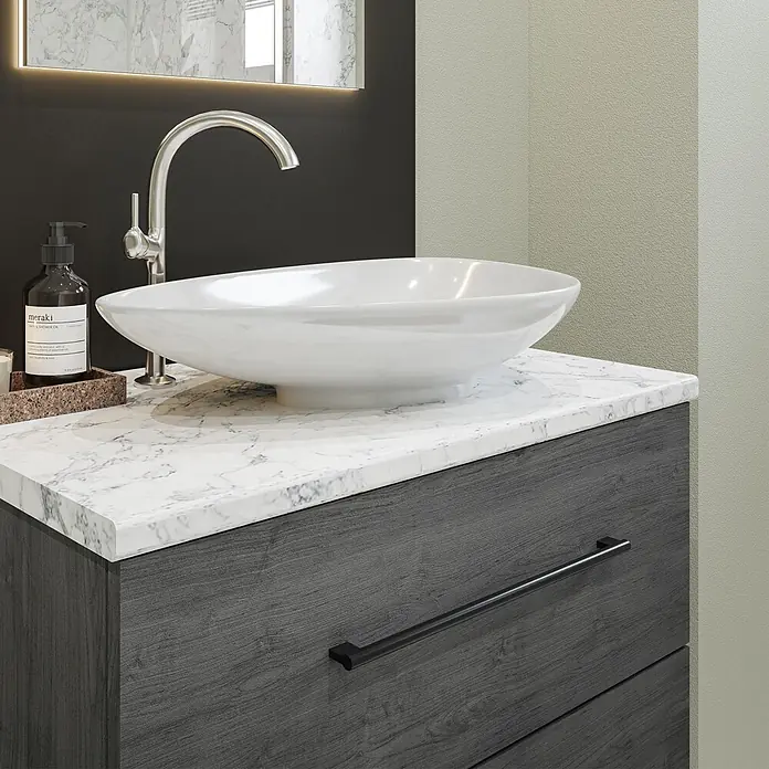 Wetwall Waschtischplatte Vanity HPL - 150 x 60 x 2,8 cm, White Marble - Moderner Waschtisch mit weißem Aufsatzwaschbecken, Chromarmatur, weißer Marmorplatte und dunkelgrauem Holzunterschrank mit schwarzem Griff.