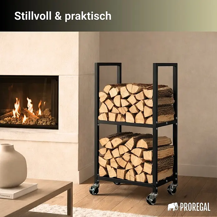 Proregal Kaminholzregal - Stahl, Schwarz - Schwarzes Metall-Kaminholzregal auf Rollen, gefüllt mit Brennholz, neben einem modernen Kamin in einem Wohnzimmer.