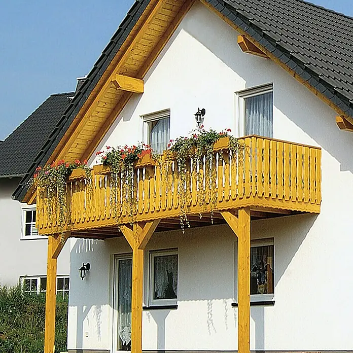 Balkonbrett - Fichte/Tanne, 880 x 140 x 26 mm, Geschwungen, 1 Stk. - Ansicht eines Hauses mit einem Holzbalkon, geschmückt mit Blumenkästen und Kletterpflanzen. Die Fassade ist weiß und das Dach mit dunklen Ziegeln gedeckt.