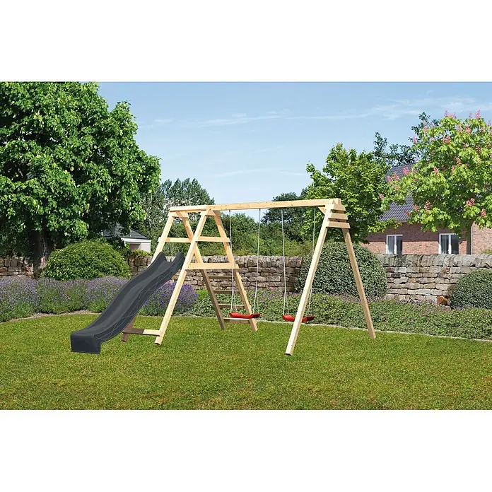 Karibu Doppelschaukel Felix mit Rutsche - L x B x H: 308 x 264 x 213 cm, Holz, Naturbelassen - Hölzernes Spielgerüst mit schwarzer Wellenrutsche und zwei roten Schaukeln in einem grünen Garten.