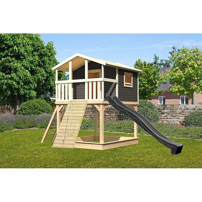 Karibu Spielhaus Benjamin Set 24 - L x B x H: 244 x 198 x 309 cm, Holz, Terragrau - Ein hölzernes Spielhaus mit dunkelgrauer Fassade, Naturholzrahmen, schwarzer Rutsche und Sandkasten.