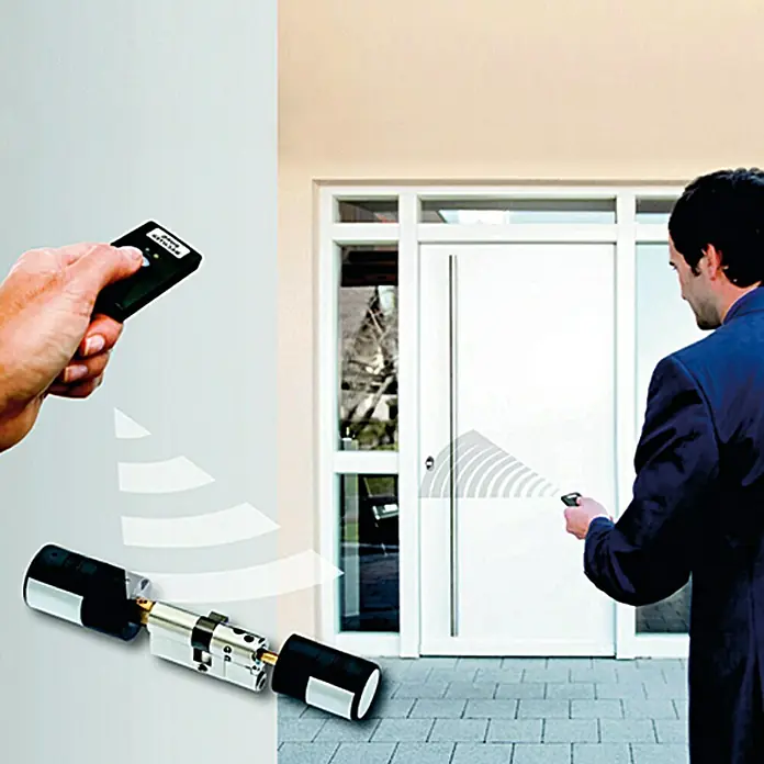 Burg-Wächter Mando para cerraduras E-Key - Específico para: Set de cerradura electrónica Burg-Wächter TSE Home 4001 - La imagen muestra una cerradura electrónica controlada por un mando a distancia, ofreciendo más comodidad y seguridad.