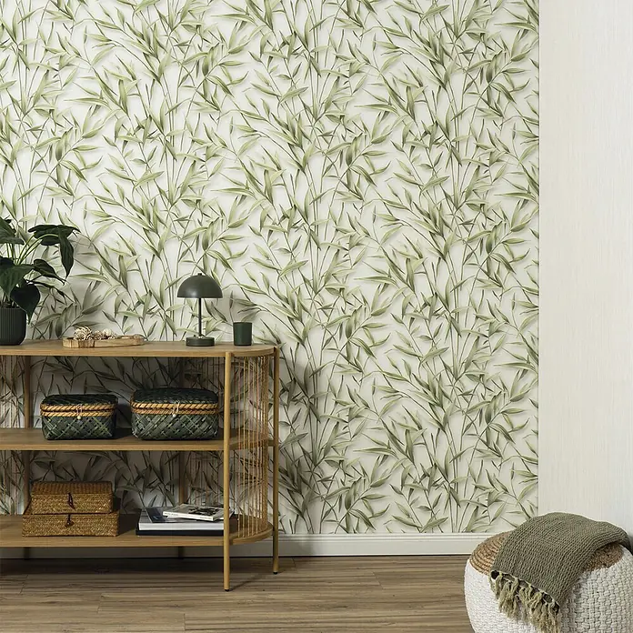 Erismann Papel pintado de vinilo Bambú - Verde/Beige, Floral, 10 x 0,53 m - Papel pintado de hojas de bambú verde en una habitación con estantería de madera y planta, creando un ambiente natural.