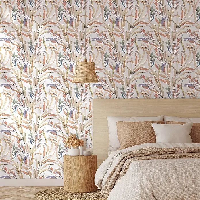 Marburg Novamur Plus Fresh UP Vinyltapete Floral IV - Weiß-Braun, Floral, 10 x 0,53 m - Aquarell-Blattmuster-Tapete in warmen Erdtönen mit dezenten Blau-/Violett-Akzenten, an einer Schlafzimmerwand über einem Holzbett.