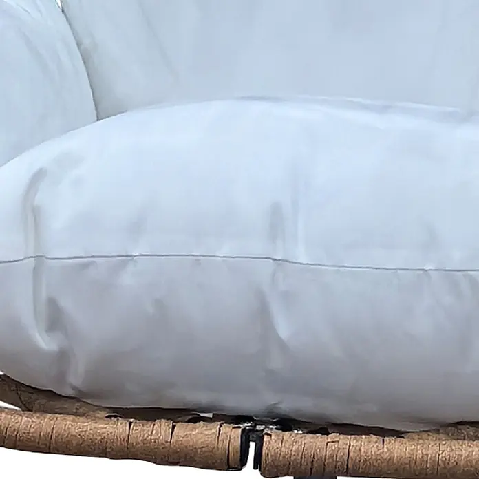 SVITA Hängesessel SHELLY - L x B x H: 95 x 95 x 195 cm, Metall, Natur - Nahaufnahme eines weißen Stoffkissens auf einer braunen geflochtenen Basis, wahrscheinlich Teil eines Stuhls.