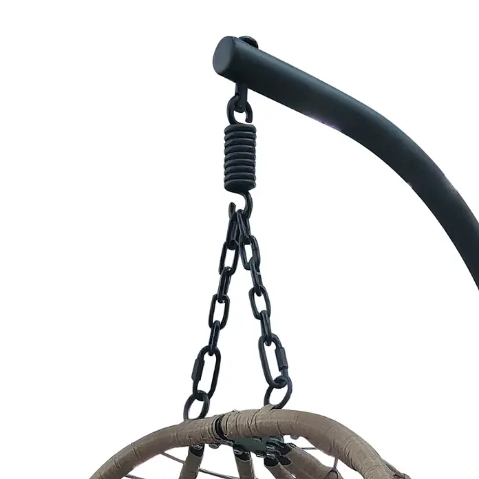 SVITA Hängesessel SHELLY - L x B x H: 95 x 95 x 195 cm, Metall, Natur - Nahaufnahme einer schwarzen Metallaufhängung für Hängesessel mit Feder und Ketten, befestigt an einem beigefarbenen Geflechtrahmen.