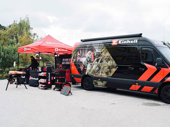 Einhell Pavillon und Sprinter auf dem Parkplatz
