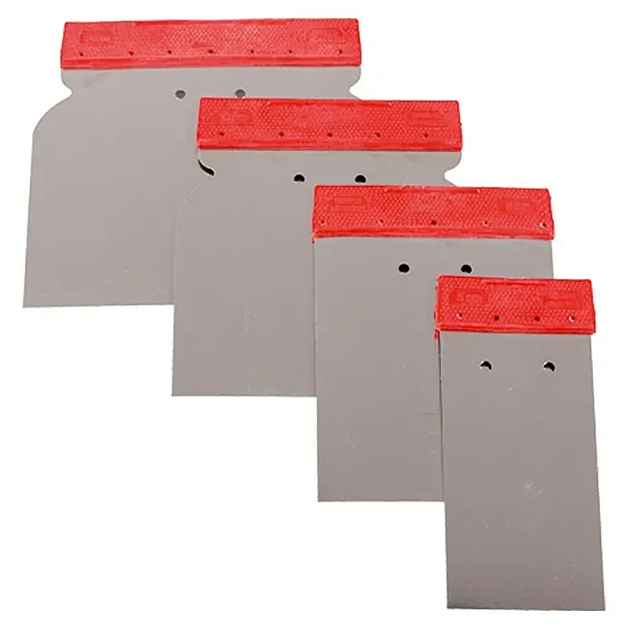 swingcolor Spachtel-Set - 4 -tlg. - Mehrere verschieden große Spachtel mit roten Griffen sind in einer Reihe angeordnet.