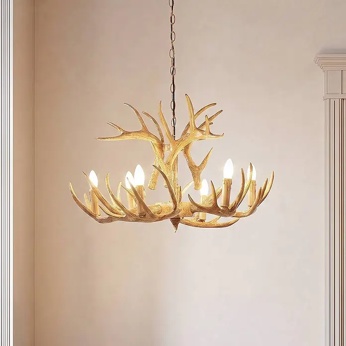 Lindby Pendelleuchte Fibi - braun / rost, braun rustikal, E14 - Goldener Geweih-Kronleuchter mit Glühbirnen, hängt im Innenraum.
