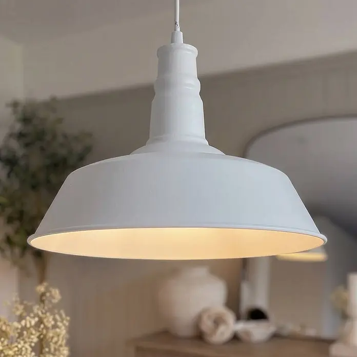 Lindby Pendelleuchte Laylan - L x B x H: 46 x 46 x 10,5 cm, weiß / opal, weiß, E27 - Weiße matte Metall-Pendelleuchte, warmes Licht spendend in einem Raum.