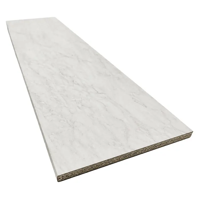 Arbeitsplatte - Marmor, 260 x 61 x 2,8 cm - Weiße Platte mit Marmoreffekt, Kern aus Spanplatte sichtbar.