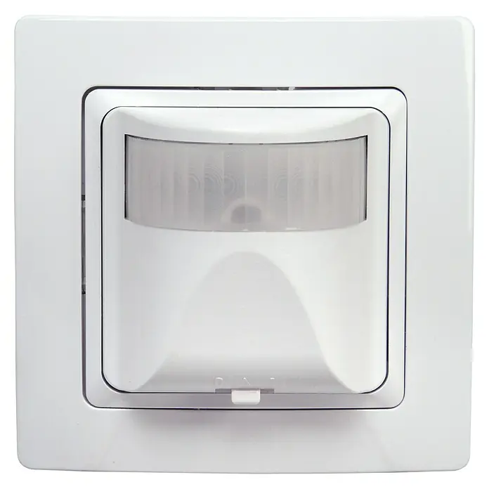 Kopp Bewegungsmelder INFRAcontrol - Reichweite Sensor: 6 m, Weiß, Erfassungswinkel Sensor: 180 ° - Nahaufnahme eines weißen Bewegungsmelders für die Wandmontage, der in einem modernen Interieur installiert ist.