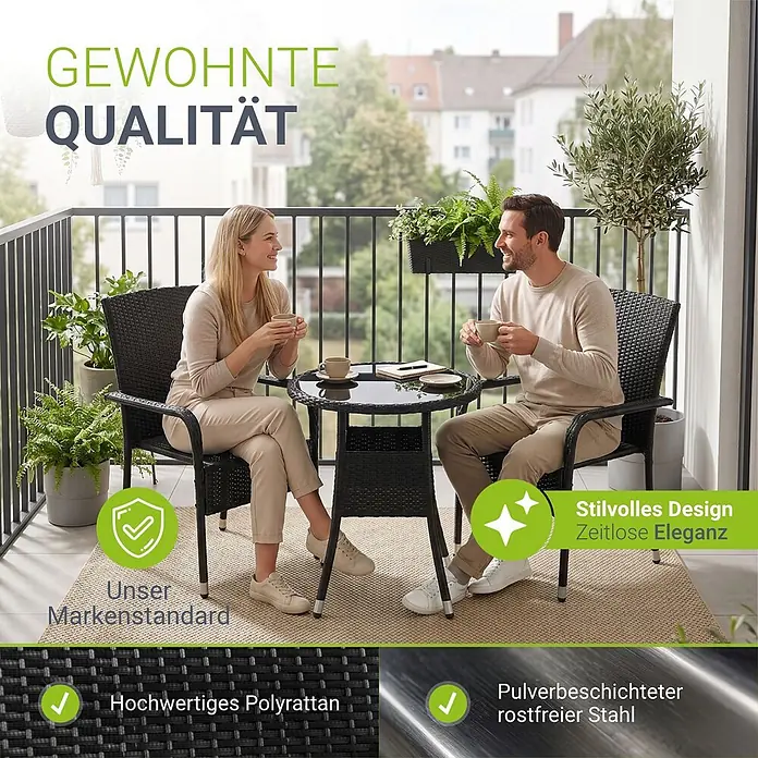 Juskys Gartentisch rund Yoro - Ø x H: 60 x 73 cm, Polyrattan, Schwarz - Schwarzes Polyrattan-Bistro-Set (Tisch, 2 Stühle) auf einem Balkon, genutzt von zwei Personen. Mit pulverbeschichtetem Edelstahl.