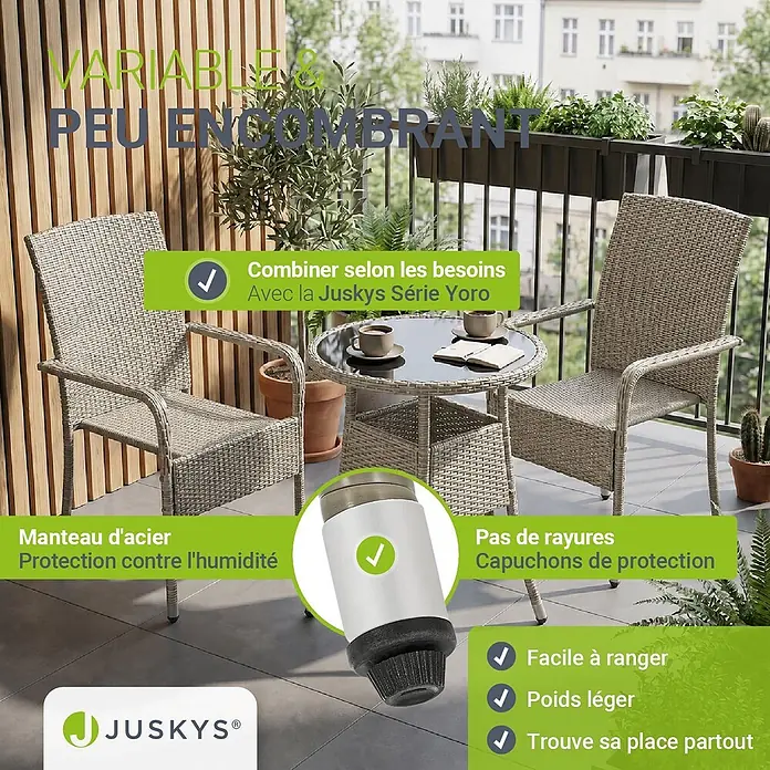 Juskys Gartentisch rund Yoro - Ø x H: 60 x 73 cm, Polyrattan, Grau - Juskys Rattan-Optik Bistrogarnitur mit Tisch und zwei Stühlen auf einem Balkon, mit Schutzhüllen an den Stuhlbeinen.
