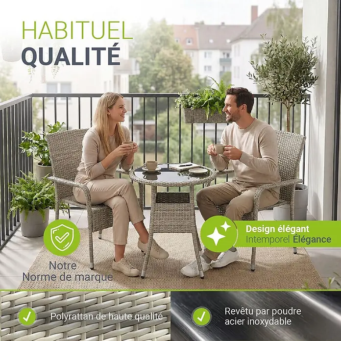 Juskys Gartentisch rund Yoro - Ø x H: 60 x 73 cm, Polyrattan, Grau - Ein Paar entspannt auf einem Balkon mit einem grauen Polyrattan-Gartenmöbelset, bestehend aus zwei Stühlen und einem Tisch mit Edelstahlrahmen.