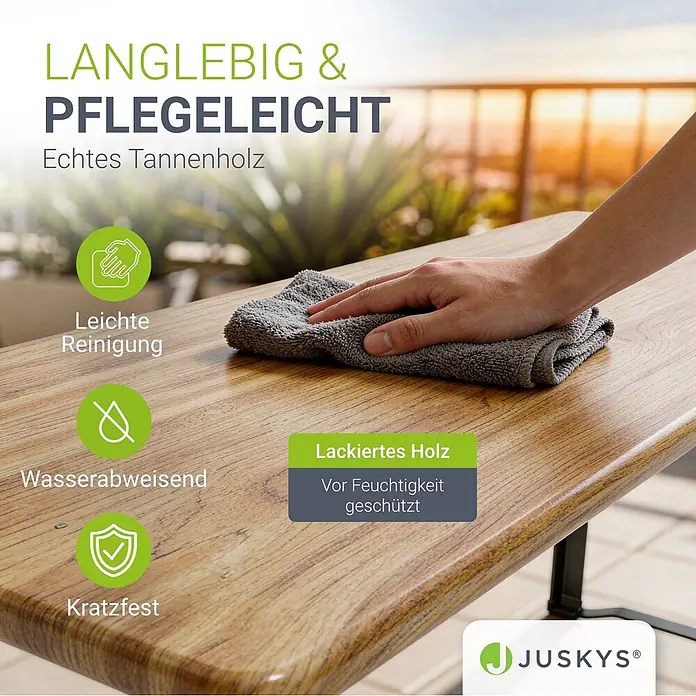 Juskys Gartenbank Bierzeltgarnitur - B x T x H: 46 x 170 x 77 cm, Braun - Nahaufnahme einer Hand, die eine robuste, lackierte Tannenholz-Tischplatte reinigt, was ihre pflegeleichten, wasserabweisenden und kratzfesten Eigenschaften hervorhebt.