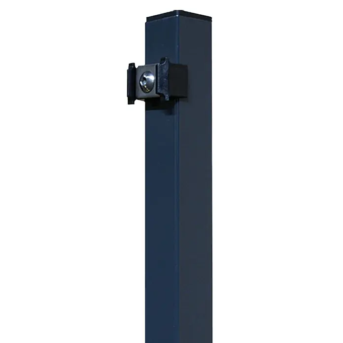 Hadra Zaunpfosten - Anthrazit, 40 x 40 x 1.500 mm, Metall - Abgebildeter anthrazitfarbener Pfosten mit quadratischem Profil und einer Befestigungsklammer, die ein Bauteil sichert.