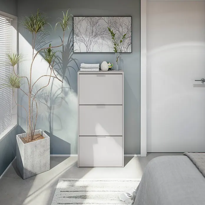 Set muebles de dormitorio Cachemir - 3 pzs., Beige Cachemir, Vestidor con montaje reversible - Zapatero gris claro de tres cajones en un ambiente moderno, ideal para la entrada.