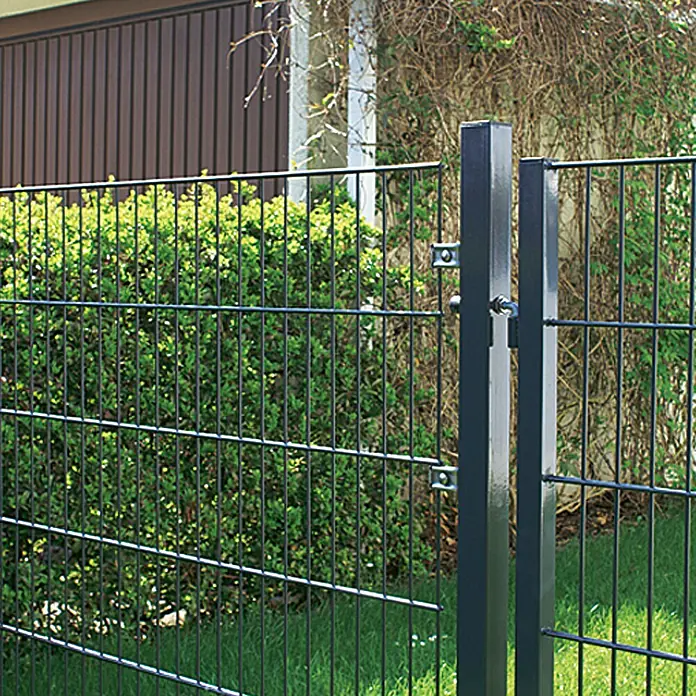 Hadra Zaunpfosten - Anthrazit, 40 x 40 x 1.500 mm, Metall - Nahaufnahme eines schwarzen Doppelstabmattenzauns, der sich ideal für die Grundstückseinfriedung und Gartengestaltung eignet.