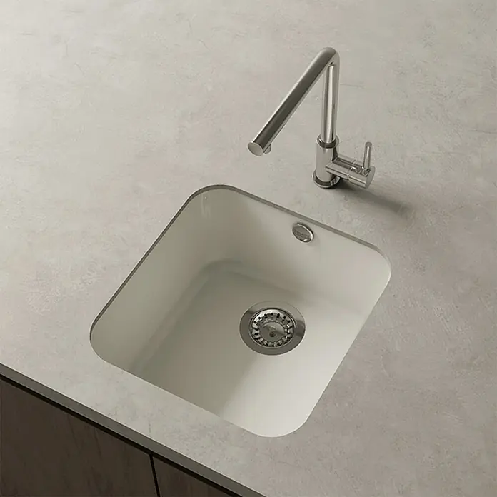 Poalgi Fregadero encastrable Sena - 44,5 x 44 cm, Material compuesto, Blanco - Fregadero de cocina claro con desagüe cromado y grifo mezclador cromado moderno en forma de L, integrado en encimera.
