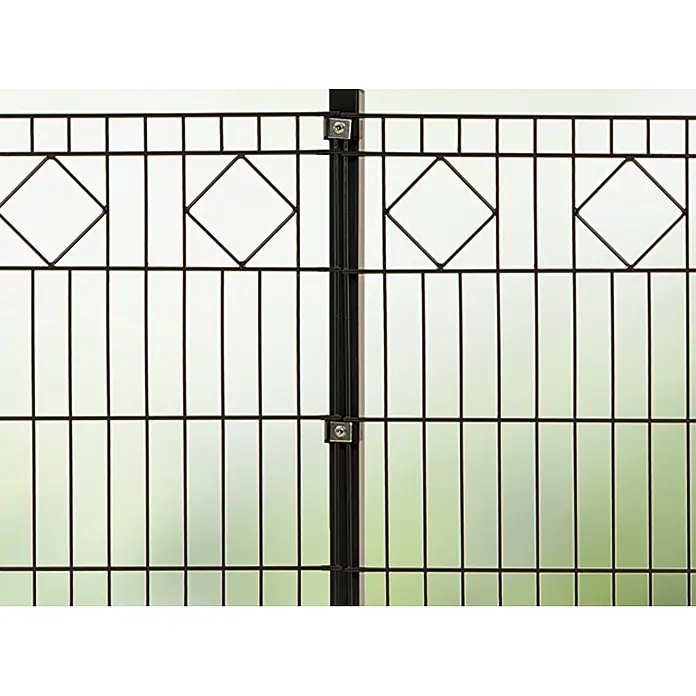 Hadra Zaunpfosten - Anthrazit, 40 x 40 x 1.500 mm, Metall - Nahaufnahme eines dekorativen schwarzen Metallzauns mit Rautenmuster und einem stabilen Zaunpfosten zur Grundstücksbegrenzung.