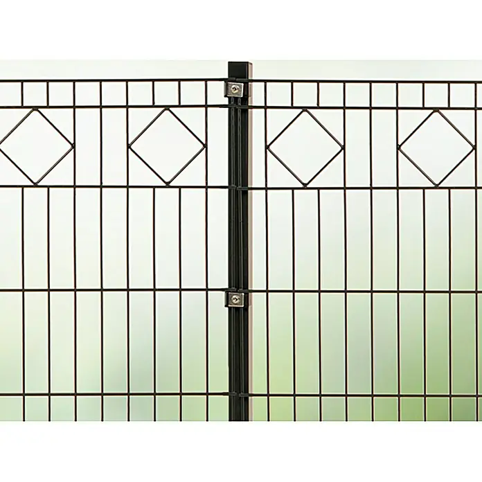 Hadra Zaunpfosten - Anthrazit, 40 x 40 x 1.500 mm, Metall - Nahaufnahme eines dekorativen schwarzen Metallzauns mit Rautenmuster und einem stabilen Zaunpfosten zur Grundstücksbegrenzung.