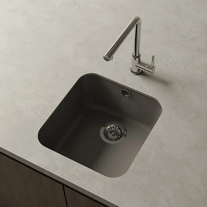 Poalgi Fregadero encastrable Sena - 44,5 x 44 cm, Material compuesto, Concret - Fregadero de cocina gris oscuro con grifo cromado.