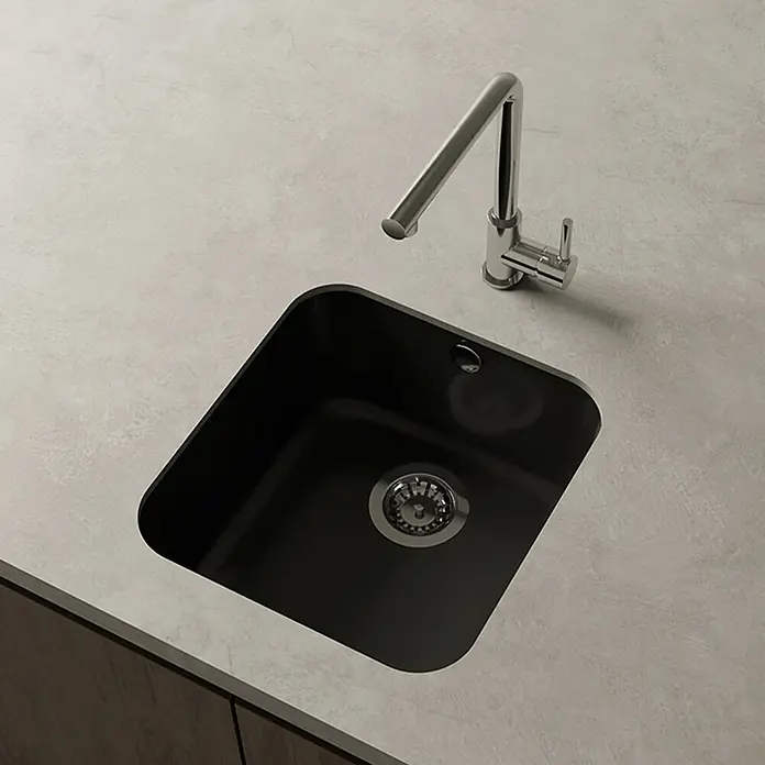 Poalgi Fregadero encastrable Sena - 44,5 x 44 cm, Material compuesto, Negro - Fregadero de cocina negro con grifo cromado instalado en una encimera gris claro.