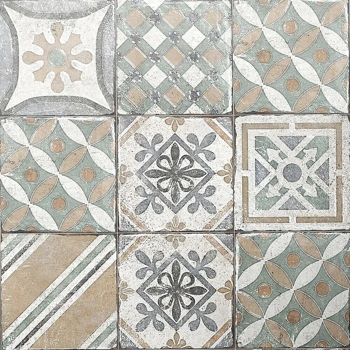 Feinsteinzeugfliese Marrakesh - 20 x 20 cm, Beige Mix, Matt - Ein Raster aus neun quadratischen Keramikfliesen mit verschiedenen Vintage-Mustern in gedämpften Grün-, Braun-, Grau- und Beigetönen.