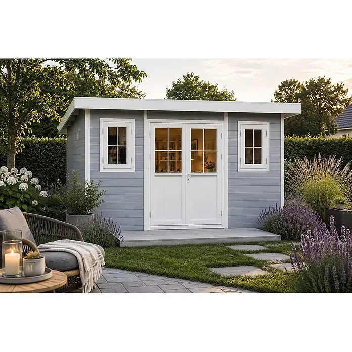 Fjordholz Gartenhaus Nexo White 11,28 m² - Außenmaß inkl. Dachüberstand (B x T): 428,5 x 328,5 cm, Aluminium, Grau / Weiß - Hellgraues Gartenhaus aus Holz mit weißen Fenstern und Türen in einem gemütlichen Garten.