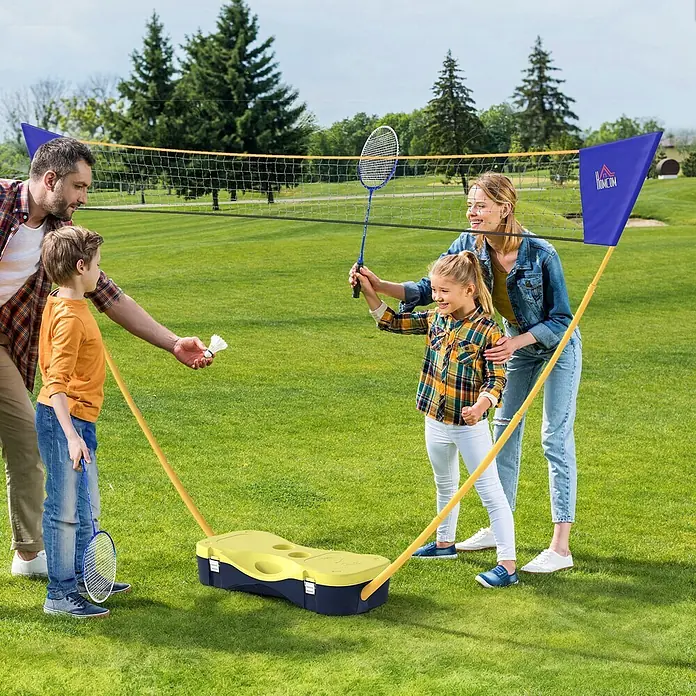 Homcom Badminton-Set - 286 x 33 x 157 cm, Kunststoff, Gelb, Blau - Familie spielt draußen Badminton mit einem blauen und gelben HOMCOM Tragnetz, mit schwarzem Netz und orangefarbenem Rand.