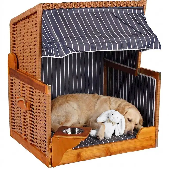 Mr. Deko Strandstuhl für Hunde - Wacholder, Blau - Ein Golden Retriever schläft in einem Hundebett aus Rattan und Holz im Strandkorb-Stil, mit blau gestreiftem Stoff und Futternapfhalter.