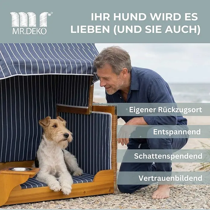Mr. Deko Strandstuhl für Hunde - Wacholder, Blau - Ein Drahthaar-Foxterrier entspannt in einem blau-weiß gestreiften Strandkorb für Hunde am Strand, daneben ein kniender Mann.