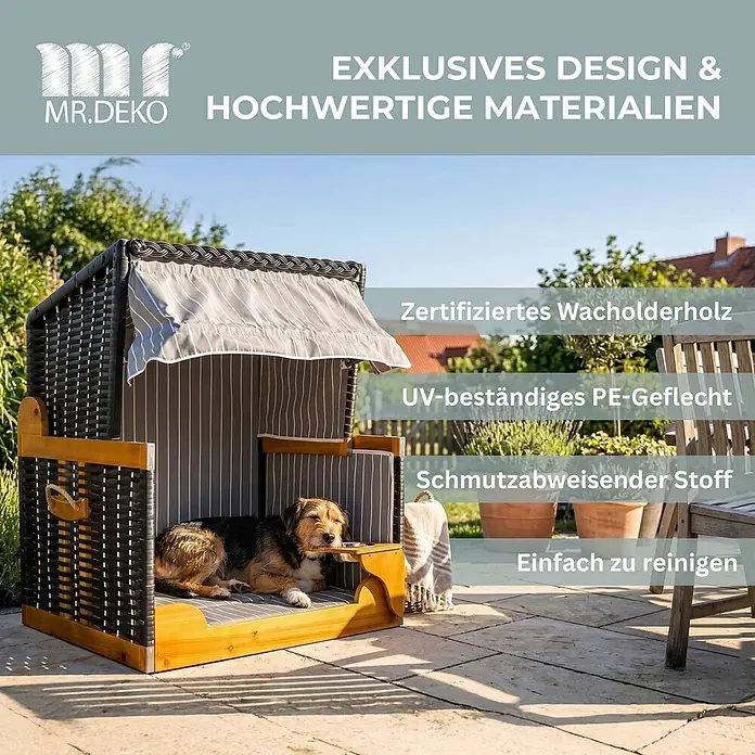 Mr. Deko Strandstuhl für Hunde - Wacholder, Grau - Hundestrandkorb aus schwarzem PE-Geflecht mit Holzrahmen und grau-weiß gestreiftem Stoffverdeck, in dem ein Hund bequem auf einer Terrasse liegt.