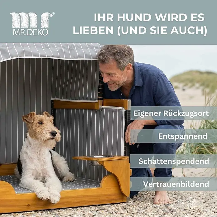 Mr. Deko Strandstuhl für Hunde - Wacholder, Grau - Hundestrandkorb aus Holz mit grau-weiß gestreiftem Stoff, ein Foxterrier ruht darin. Bequemer, schattiger Rückzugsort für Haustiere.