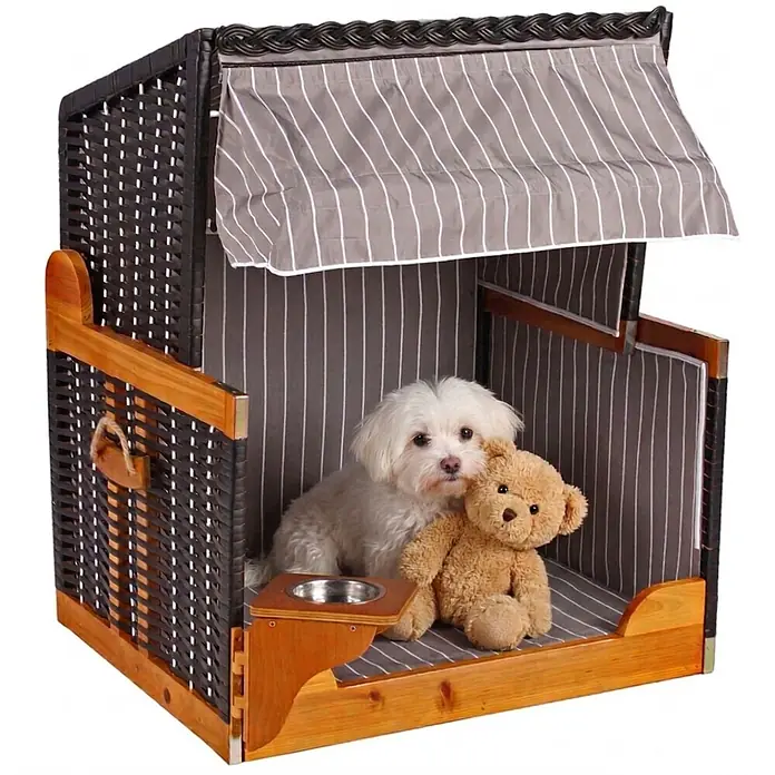 Mr. Deko Strandstuhl für Hunde - Wacholder, Grau - Dunkelbraunes Rattan-Hundebett mit Holzrahmen, grau gestreiftem Stoff und Napf. Weißer Hund und Teddybär sind darin.