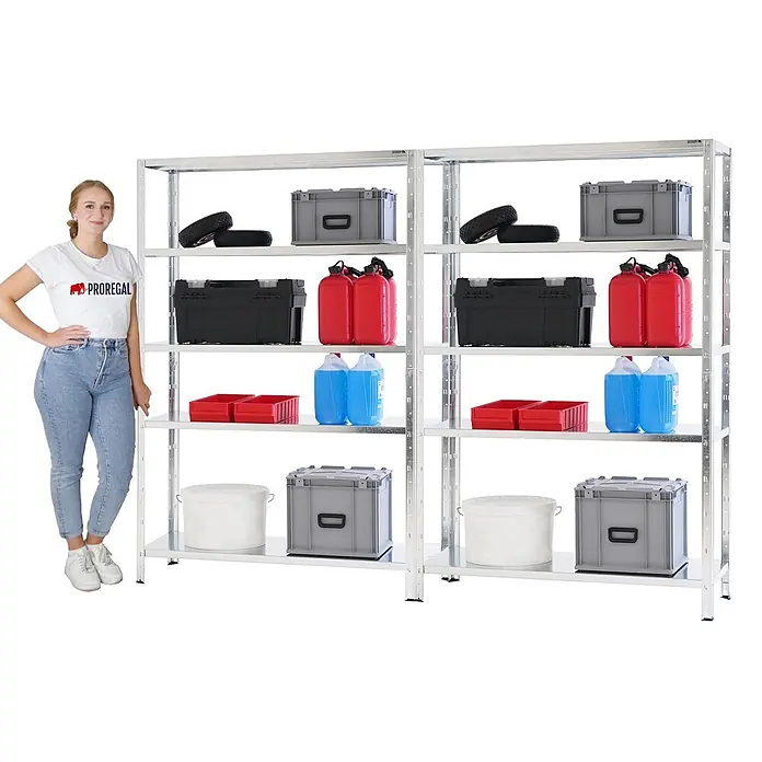 Proregal Metallregal Mega Deal Ares - H x B x T: 180 x 120 x 40 cm, Traglast pro Boden: 125 kg, Anzahl Böden: 5 Stk., Stecken, Verzinkt - Silbernes Metallregal mit mehreren Ablagen, gefüllt mit Lagerkisten und Behältern. Eine Person steht daneben als Größenvergleich.