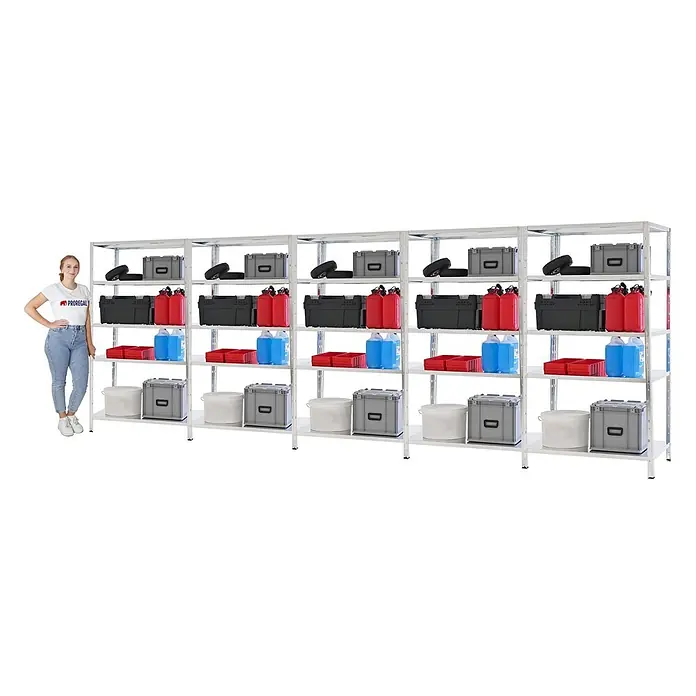 Proregal Metallregal Mega Deal Ares - H x B x T: 180 x 100 x 60 cm, Traglast pro Boden: 125 kg, Anzahl Böden: 5 Stk., Stecken, Verzinkt - Mehrstufiges, verzinktes Metallregal, gefüllt mit diversen Lagerartikeln, mit einer Frau daneben zur Größenreferenz.