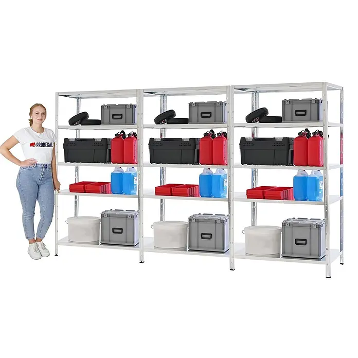 Proregal Metallregal Mega Deal Ares - H x B x T: 180 x 100 x 60 cm, Traglast pro Boden: 125 kg, Anzahl Böden: 5 Stk., Stecken, Verzinkt - Regal aus verzinktem Stahl mit mehreren Böden, zur Größenorientierung neben einer Frau, mit verschiedenen Lagerartikeln.