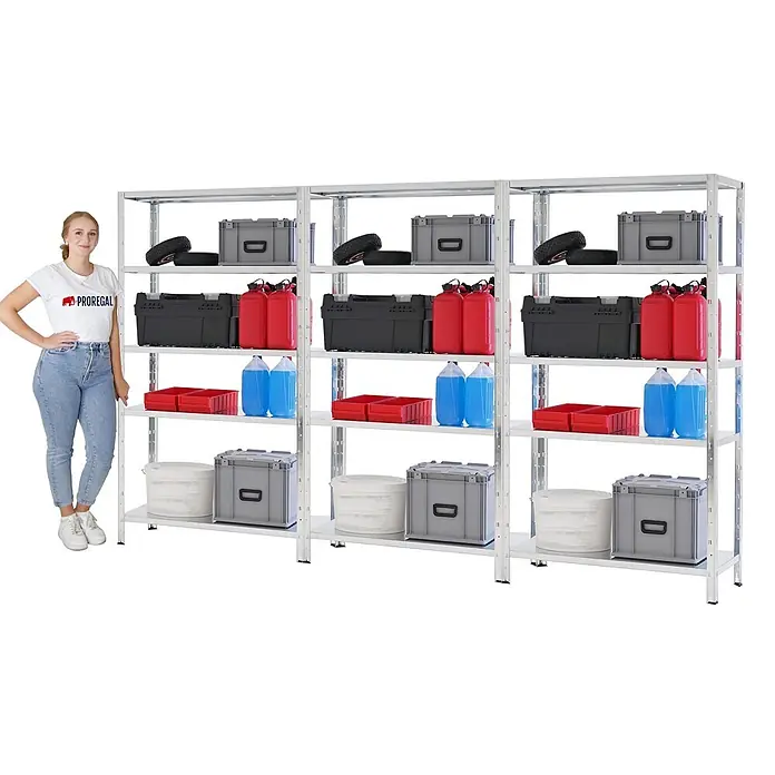 Proregal Metallregal Mega Deal Ares - H x B x T: 180 x 100 x 40 cm, Traglast pro Boden: 125 kg, Anzahl Böden: 5 Stk., Stecken, Verzinkt - Drei verzinkte Metallregale gefüllt mit Artikeln. Eine Person dient als Größenvergleich.